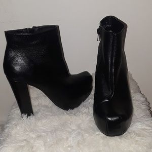 Heeled boots